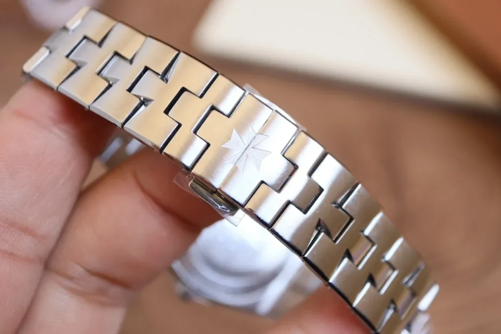 Vacheron Constantin Overseas Quartz 1225V/200A-B590 33MM Replica VC086