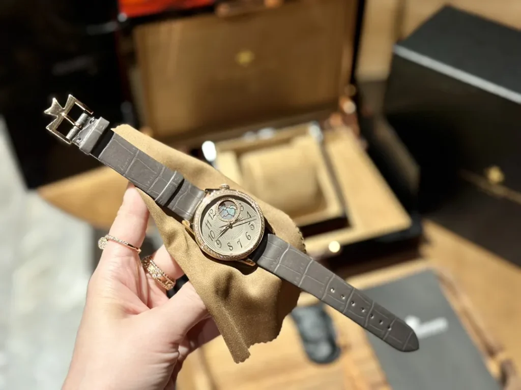 Vacheron Constantin Égérie Moon Phase 8005F/000R-B498 37MM Replica VC035